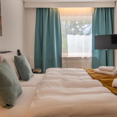 Hotel Clement - Bed & Breakfast อินเงนไฮม์ อัม ไรน์ ภายนอก รูปภาพ