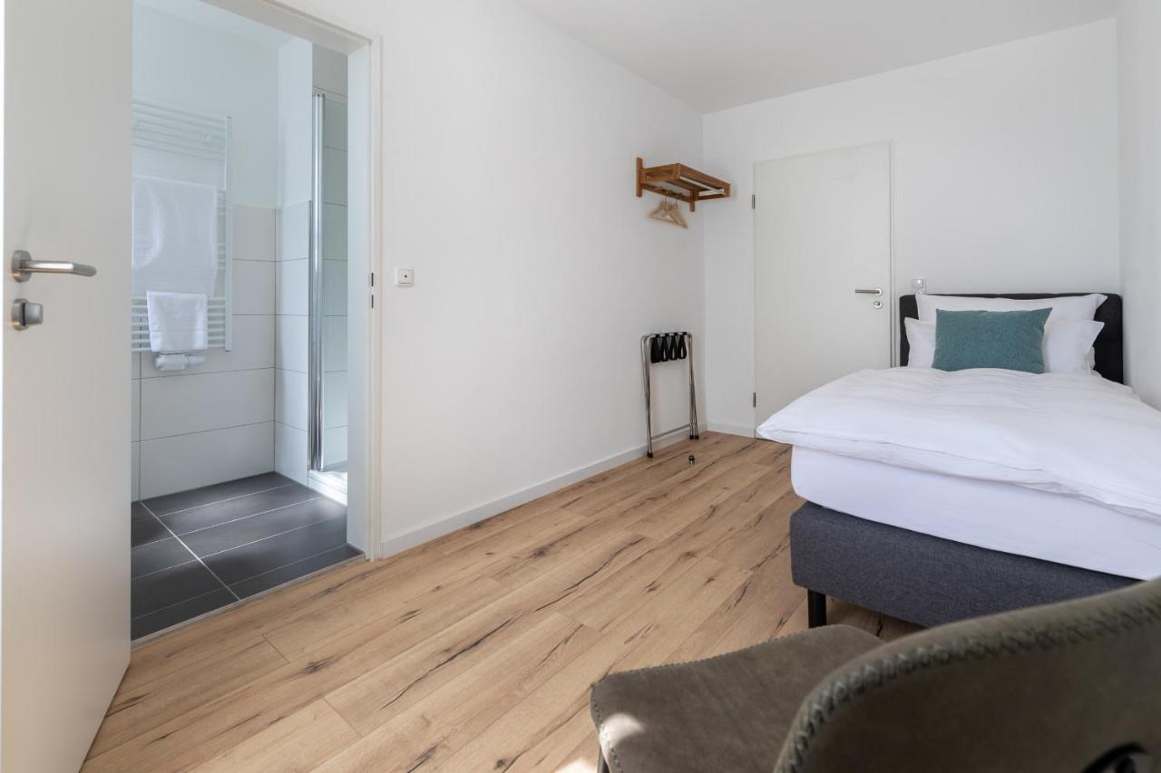 Hotel Clement - Bed & Breakfast อินเงนไฮม์ อัม ไรน์ ภายนอก รูปภาพ