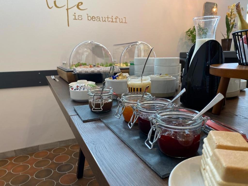 Hotel Clement - Bed & Breakfast อินเงนไฮม์ อัม ไรน์ ภายนอก รูปภาพ