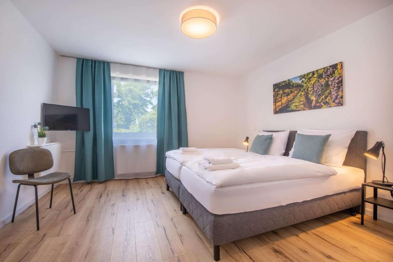Hotel Clement - Bed & Breakfast อินเงนไฮม์ อัม ไรน์ ภายนอก รูปภาพ