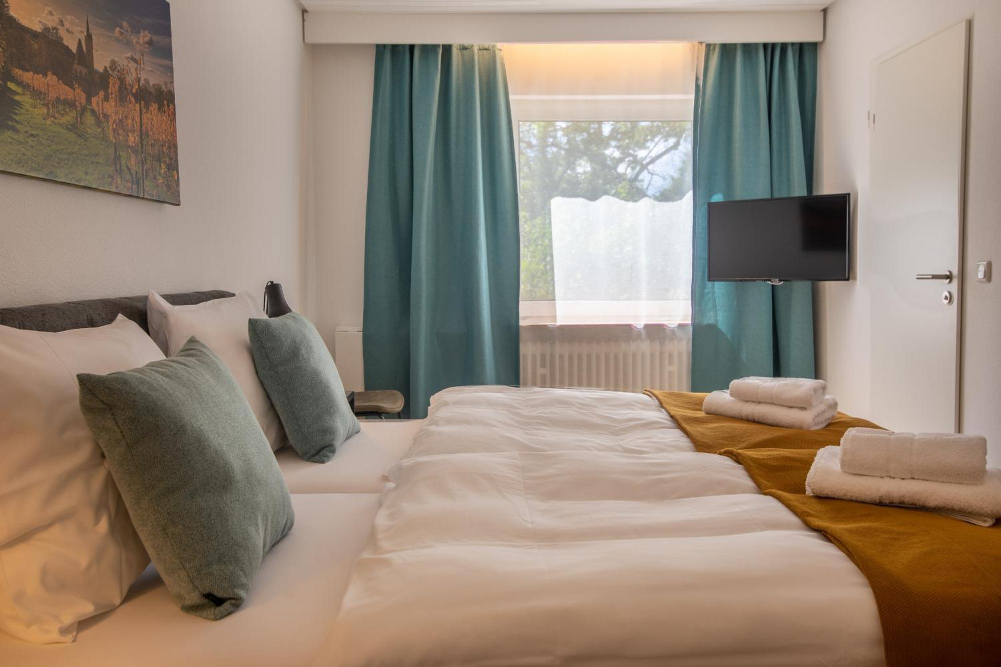 Hotel Clement - Bed & Breakfast อินเงนไฮม์ อัม ไรน์ ภายนอก รูปภาพ